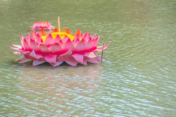 Красивий Рожевий Кратонг Плаваючий Воді Conccept Лой Kratongs Свято Відзначається — стокове фото