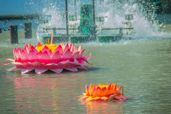 Hermosos Kratongs Rosas Naranjas Flotan Agua Concepto Para Festival Loy —  Fotos de Stock