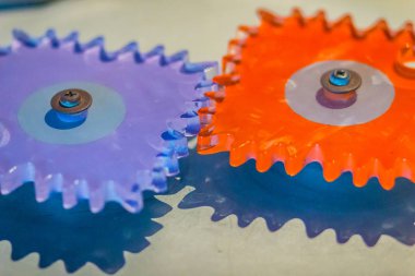 Örnek ürün plastik dişli vites eğitim için. Renkli plastik dişli çocuk öğrenme için bir motor parçaları gibi görünüyor oyuncak.