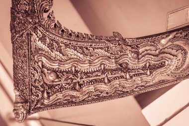 Samatthachai Kraliyet mavna desenli güzel geleneksel Tay tarzı özlem. Tayland Kraliyet mavna canavar baş craved desende.