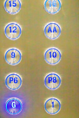 Asansör düğmelerinin G zemin kat aşağı bastırdı. Asansör düğmesini gösteren G zemin.