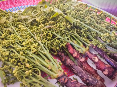 Haşlanmış neem çiçek çanak yerel Tay sebze olarak hizmet için. Siyam neem ağacı, Nim, tespihağacı, kinin (Azadirachta indica A. Juss. Var. Siamensis Valeton)