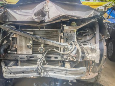 Yakın çekim yeni gümüş renkli araba kaza ile bozuk önü. Kaza yeni gümüş renkli araba ağır hasarlı ve onarım ve kaybı ayarlamak için araba sigorta tazminat talebi için çağrı garaja taşımak için yardıma ihtiyacı.