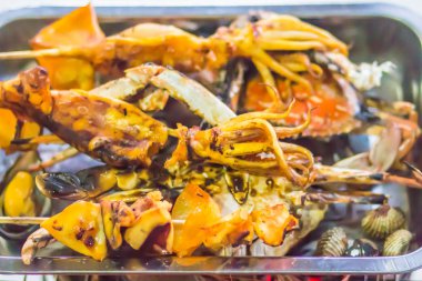 Izgara kalamar ve yengeç gece partide soba kömür üzerinde. Deniz ürünleri Barbekü partisi kalamar kalamar ve yengeç ile ateşe ızgara. Barbekü kavramı, seçici odak.