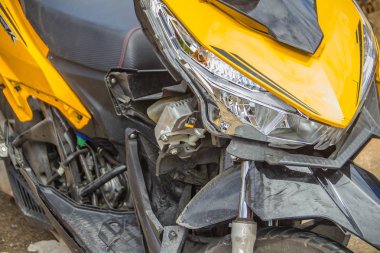 Yakın çekim açık yeni motosiklet kaza ile bozuk. Kaza yeni motosiklet ciddi bir şekilde zarar görmüş ve onarım ve kaybı ayarlamak için araba sigorta tazminat talebi için çağrı garaja taşımak için yardıma ihtiyacı. 