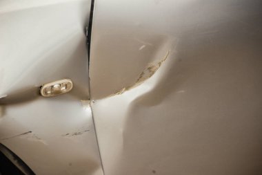 Yakın çekim yeni gümüş renkli araba kaza ile bozuk önü. Kaza yeni gümüş renkli araba ağır hasarlı ve onarım ve kaybı ayarlamak için araba sigorta tazminat talebi için çağrı garaja taşımak için yardıma ihtiyacı.