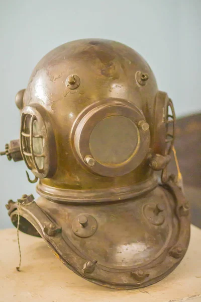 古色古香的金属水肺头盔 重型潜水设备 有空中供应 用于深海潜水的黄铜和钢的老式旧潜水头盔 — 图库照片