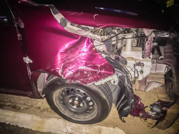 Frente Carro Novo Vermelho Distorcido Por Acidente Noite Crash Novo — Fotografia de Stock