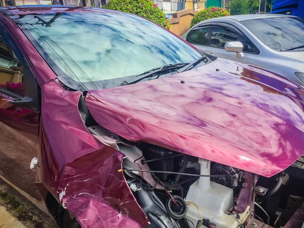 Vor Rotem Neuwagen Durch Unfall Verzerrt Abgestürztes Neues Rotes Auto — Stockfoto