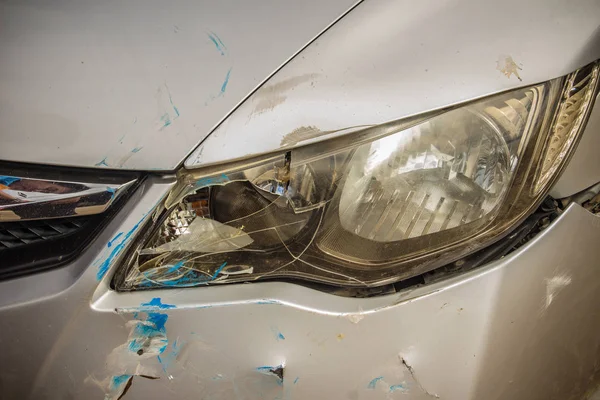 Nahaufnahme Vor Neuem Silberfarbenem Auto Das Durch Unfall Verzerrt Wurde — Stockfoto