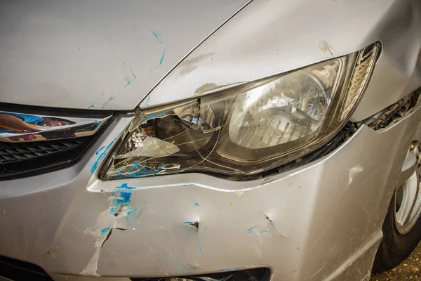 Nahaufnahme Vor Neuem Silberfarbenem Auto Das Durch Unfall Verzerrt Wurde — Stockfoto