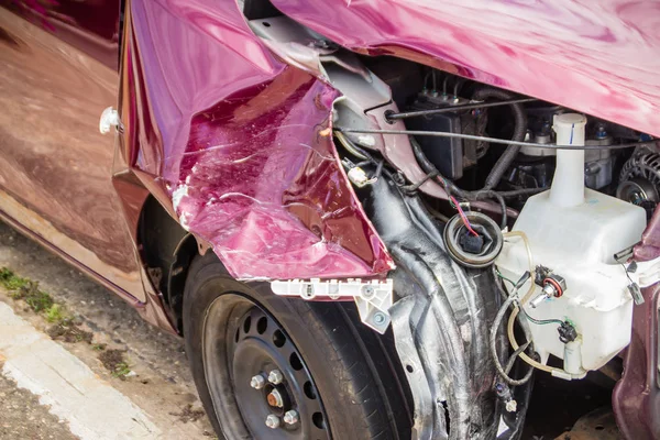 Vor Rotem Neuwagen Durch Unfall Verzerrt Abgestürztes Neues Rotes Auto — Stockfoto