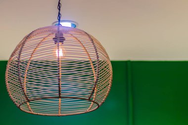 Klasik dekorasyon stili bambu örgü desen lamba. Tavanda asılı Vintage lamba ile örgü bambu ile bukleler.