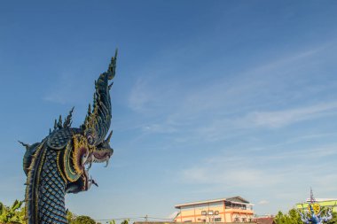 Güzel mavi naga heykel mavi gökyüzü ve güneşli beyaz bulut genel tapınağında Wat Rong Sua on, Chiang Rai, Tayland. Naga Budizm tapınaklarda buldum çok büyük bir yılan olduğunu.