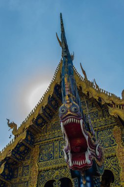 Güzel genel Budist kilisede Wat Rong Sua on Chiang Rai, Tayland. Wat Rong Suea on (Tapınak, kaplanlar sıçrayan kanal üzerinden) ya da mavi tapınağın tüm muhteşem mavi iç üzerindedir.