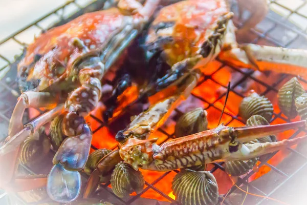 在夜间聚会上 在火炭炉上关闭烤螃蟹和 带着螃蟹和的海鲜烧烤派对着火了 Bbq 选择性聚焦 — 图库照片