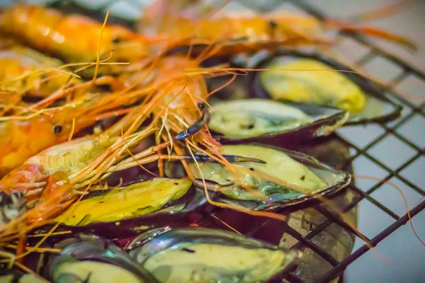 Gamberetti Alla Griglia Cozze Verdi Sulla Stufa Carbone Notte Festa — Foto Stock