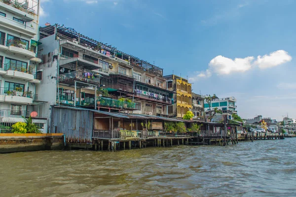 Barevné Chudých Obydlí Břehu Řeky Chao Phraya Bangkok Thajsko — Stock fotografie