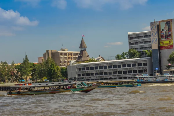 バンコク タイ王国 2017 プラちゃん桟橋 タマサート大学キャンパス横にあるチャオプラヤー川の東銀行に位置する 歴史的なバンコクの桟橋 — ストック写真