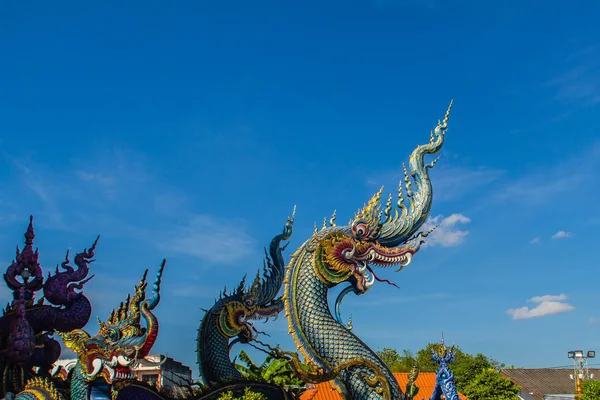 Hermosa Escultura Naga Azul Con Cielo Azul Nube Blanca Día —  Fotos de Stock