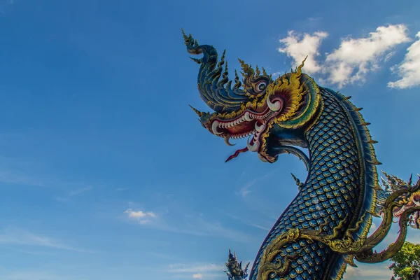 青い空と白い雲が晴れた日に公共の寺院ワット栄 Sua チェンライ タイで美しいブルーのナガ族の彫刻 ナガ族は非常に大きいヘビは 仏教寺院で発見 — ストック写真
