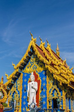 Güzel genel Budist kilisede Wat Rong Sua on Chiang Rai, Tayland. Wat Rong Suea on (Tapınak, kaplanlar sıçrayan kanal üzerinden) ya da mavi tapınağın tüm muhteşem mavi iç üzerindedir.