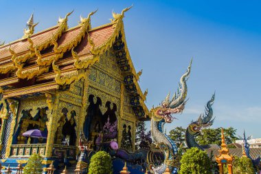 Güzel genel Budist kilisede Wat Rong Sua on Chiang Rai, Tayland. Wat Rong Suea on (Tapınak, kaplanlar sıçrayan kanal üzerinden) ya da mavi tapınağın tüm muhteşem mavi iç üzerindedir.