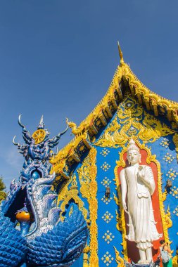 Güzel beyaz Buda heykeli Wat Rong Sua on, Chiangrai, Tayland, Thailand, kilise dışında. Açık beyaz Buda heykeli Wat Rong Sua on, mavi Tapınağı, Chiang Rai, Tayland.