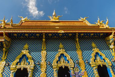 Güzel genel Budist kilisede Wat Rong Sua on Chiang Rai, Tayland. Wat Rong Suea on (Tapınak, kaplanlar sıçrayan kanal üzerinden) ya da mavi tapınağın tüm muhteşem mavi iç üzerindedir.
