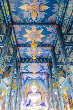 Güzel beyaz dev Buda resim Wat Rong Suea on Tapınağı, mavi tapınak olarak da bilinir, Budist kilisede bulun Chiang Rai Eyaleti, kuzeyinde Tayland.
