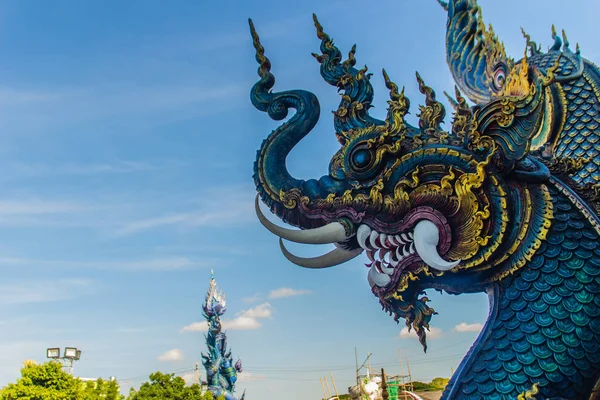 青い空と白い雲が晴れた日に公共の寺院ワット栄 Sua チェンライ タイで美しいブルーのナガ族の彫刻 ナガ族は非常に大きいヘビは 仏教寺院で発見 — ストック写真