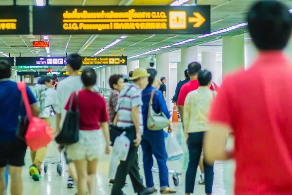 ムアン国際空港のターミナル と歩いて建物の 到着の荷物を主張する乗客の群衆が到着したバンコク 2017 — ストック写真