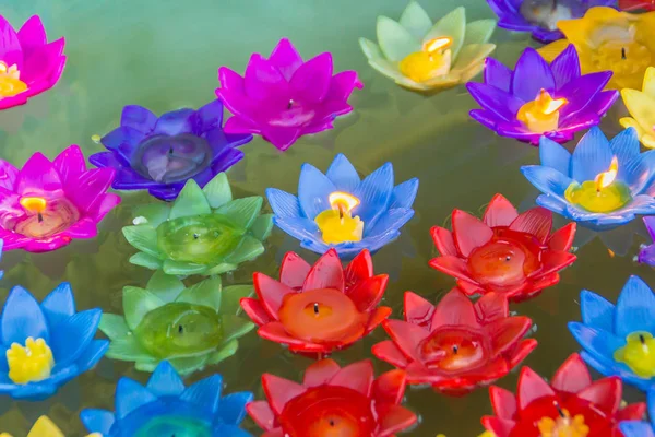 Fleur Lotus Coloré Avec Des Bougies Allumées Flottent Sur Eau — Photo