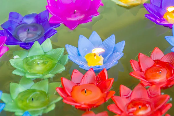 Flor Loto Colorida Con Velas Ardientes Están Flotando Agua Para —  Fotos de Stock