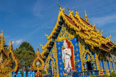 Güzel genel Budist kilisede Wat Rong Sua on Chiang Rai, Tayland. Wat Rong Suea on (Tapınak, kaplanlar sıçrayan kanal üzerinden) ya da mavi tapınağın tüm muhteşem mavi iç üzerindedir.