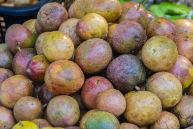 Satılık Tayland yerel pazarda organik Passion fruit (Passiflora mantarı). Passiflora mantarı olarak da bilinen tutku meyve veya çarkıfelek, maracuya veya parcha, grenadille veya meyve de la tutku
