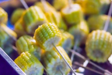 Karışık tatlı Mısır ezmesi için ızgara. Elektrikli soba üzerinde ızgara Mısır.