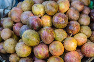 Satılık Tayland yerel pazarda organik Passion fruit (Passiflora mantarı). Passiflora mantarı olarak da bilinen tutku meyve veya çarkıfelek, maracuya veya parcha, grenadille veya meyve de la tutku