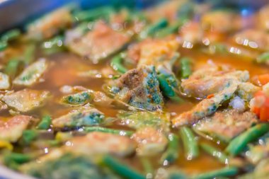 Baharatlı körili omlet ile ekşi tırmanma Wattle karışık. Lezzetli geleneksel Tay gıda, baharatlı ekşi çorbası curry karides ve omlet ile tırmanma Wattle (Krachan som khai cha-om karışık.)