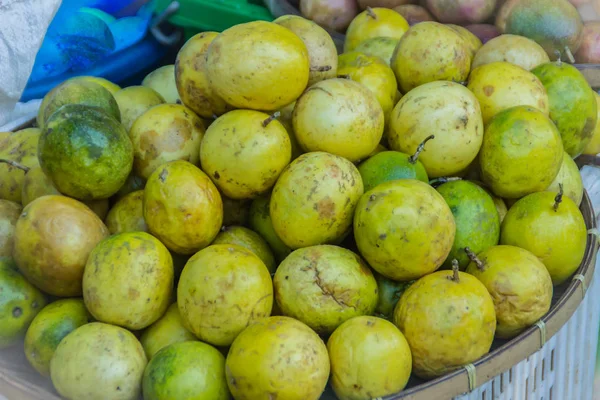 Βιολογικά Φρούτα Του Πάθους Passiflora Edulis Πωλείται Στην Τοπική Αγορά — Φωτογραφία Αρχείου