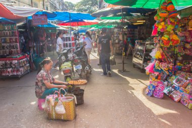 Tachileik, Myanmar - 18 Kasım 2017: Turist Mae Sai, Tayland'dan Tachileik sınır pazar ziyaret etti. Tachilek veya Tha KHI Lek bir sınır Doğu Myanmar Shan durumunu yeridir.
