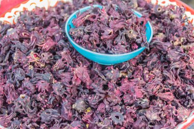 Yerel piyasada Satılık kurutulmuş Roselle (Hibiscus sabdariffa). Hibiscus Batı Afrika'ya, sak elyaf üretimi için kullanılan ve carcade bilinen bu yerli familyasından.