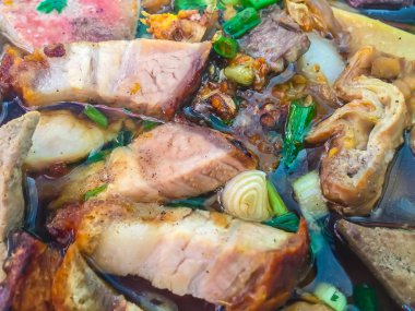 Çin şehriye çorbası veya Kuay jub, bulunan erişte rulo, domuz karaciğer, domuz kan, domuz eti böbrek, haşlanmış yumurta ve et Tay street gıda rulo. Büyük kase lezzetli Çin rulo şehriye çorbası.