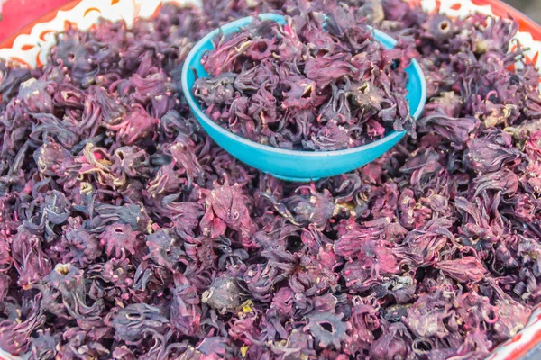 Yerel piyasada Satılık kurutulmuş Roselle (Hibiscus sabdariffa). Hibiscus Batı Afrika'ya, sak elyaf üretimi için kullanılan ve carcade bilinen bu yerli familyasından.