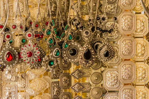 美丽的复古银带模式详细在泰国风格的时尚为妇女在古董市场 在泰国的一家珠宝店购买纪念品手工带作为复古时尚 — 图库照片