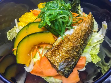 Uskumru saba balık (Godeungeo saengsungui), Korece tarzı yemekler kabak, Mısır, deniz yosunu, havuç ve lahana kabın içinde Kore restoranda öğle yemeği için ızgara.