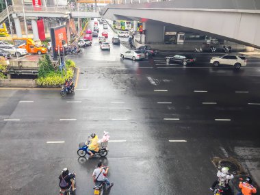Bangkok, Tayland-14 Ekim 2017: motosiklet ve otomobil olan yeşil trafik işaretleri, Silom ve Lumpini park, Bangkok, Tayland yakın bölgesinden, kavşak dört ortaya çıktığında hızlandırmak.
