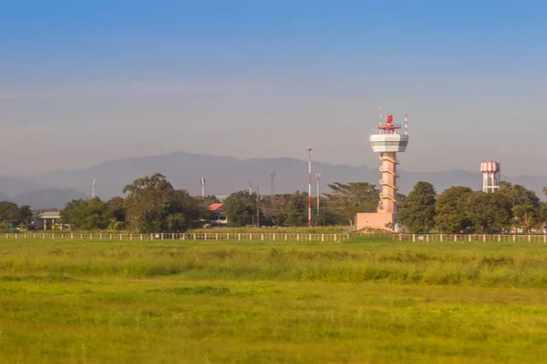 Repülőgép Irányító Torony Zöld Füves Területen Kék Háttér Chiang Rai — Stock Fotó