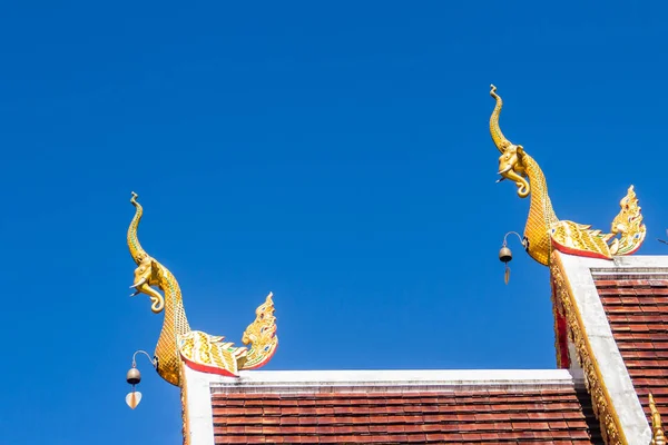 Kilise Çatısının Altında Wat Phra Doi Biri Lord Buda Nın — Stok fotoğraf