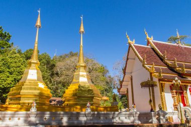 Wat Phra ki Doi Tung, Chiang Rai, güzel altın pagodadan. Biri sol köprücük kemiği Lord Buda'nın içeren inanılıyor ikiz Lanna usulü stupas Wat Phra ki Doi Tung oluşur.